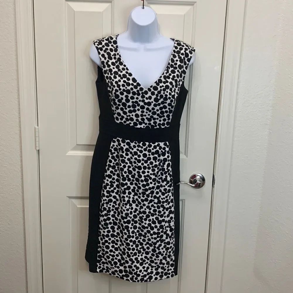 London Times Size 4 V Neck Short Sleeve Slimming Split Color Black White Dress